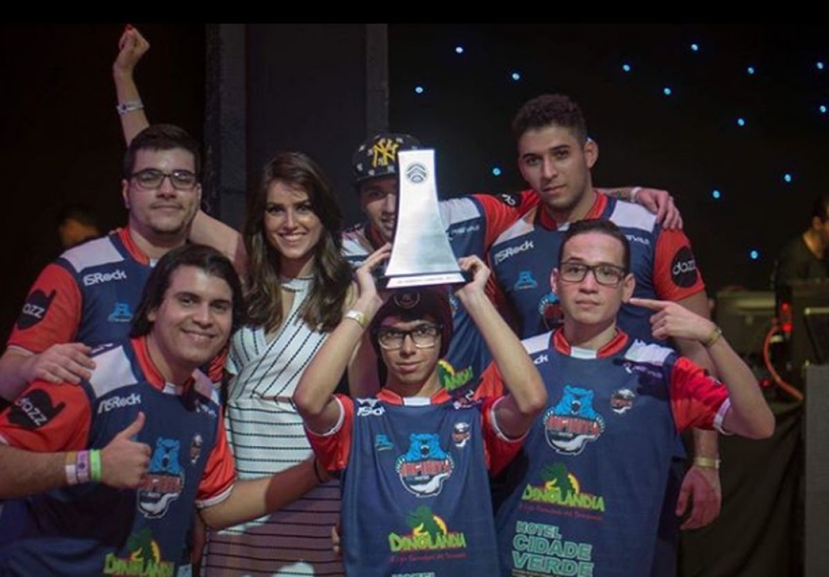 Time Infinity, campe&atilde;o de CS:GO de 2017 &mdash; Foto: BSL