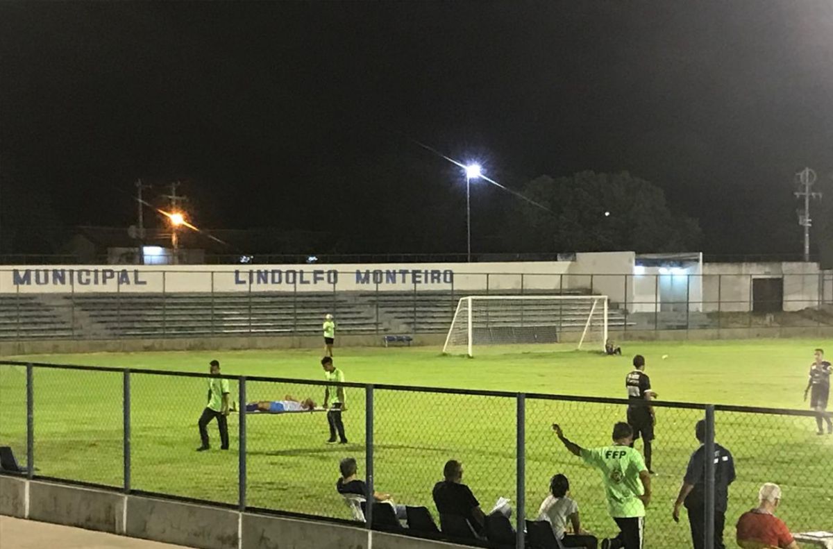 Atleta Kassia sendo retidada de campo