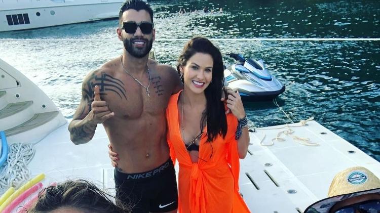 Gusttavo Lima e Andressa Suita são vistos juntos em passeio de lancha 