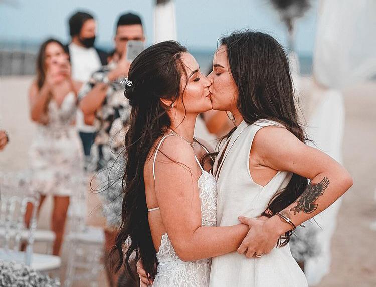 Cantora Maria Clara casa com influencer piauiense Fernanda Aguiar em cenário paradisíaco