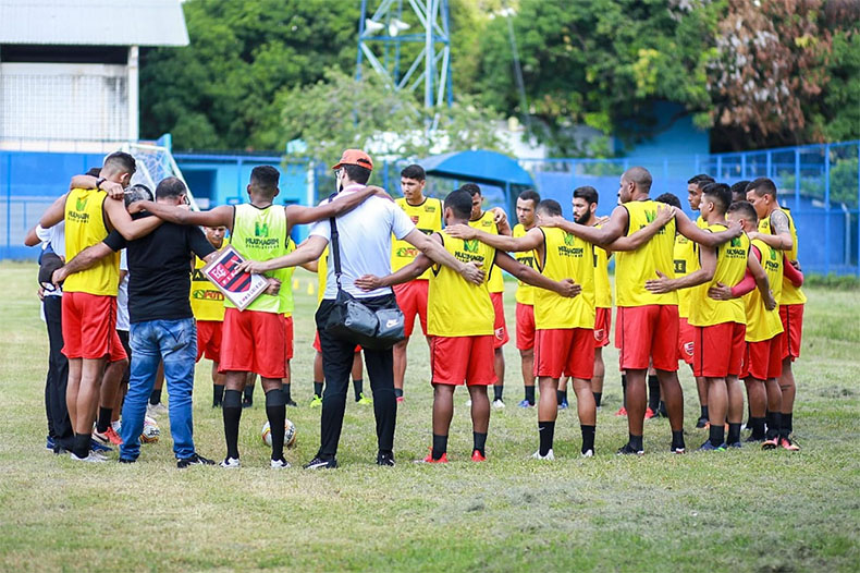 Time do Flamengo se apresenta para nova temporada e já tem amistoso marcado