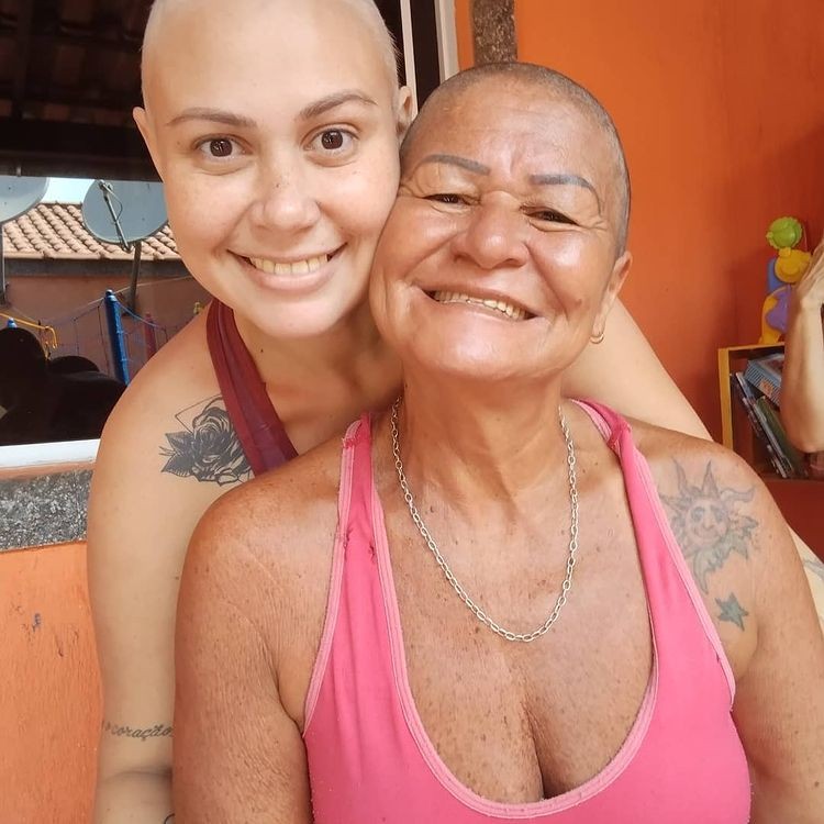 Emoção: mãe raspa cabelo para apoiar filha que luta contra câncer; veja o vídeo