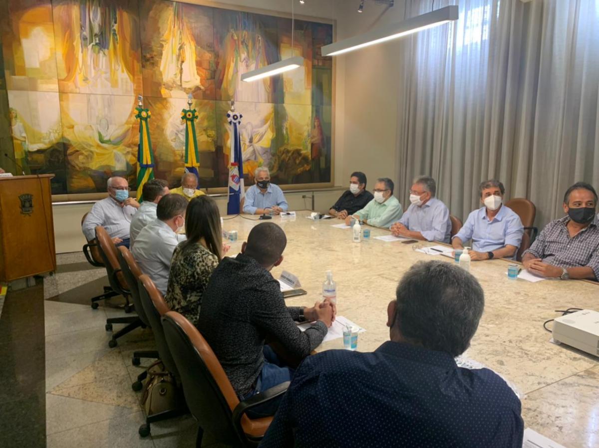 Prefeito de Teresina discute funcionamento do comércio em reunião com empresários