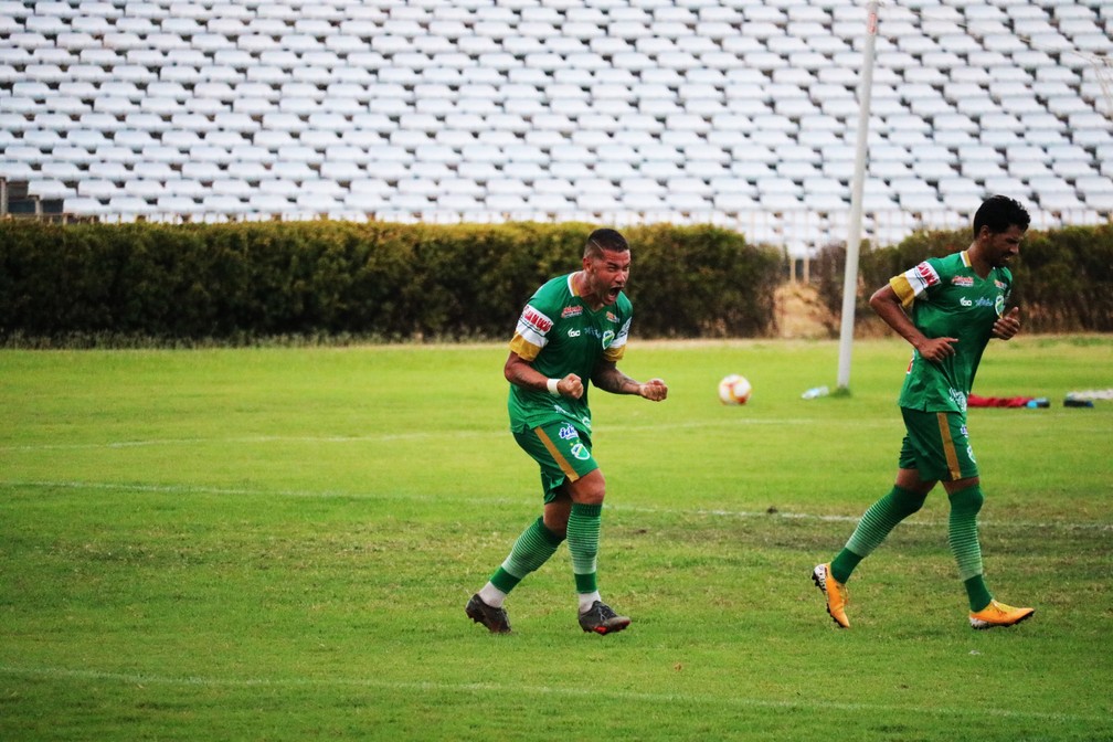 Altos confirma renovação com Betinho, artilheiro do time na Série D
