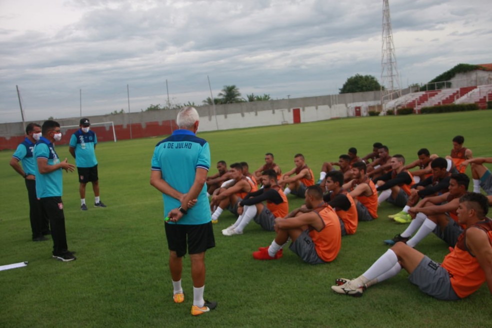 4 de Julho vai buscar reforços depois de pedido do técnico Flávio Araújo