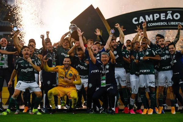 Após mais de 12 horas de voo, Palmeiras chega ao Catar para o Mundial