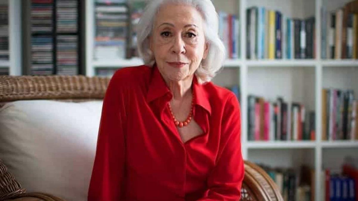 Aos 91 anos, a atriz Fernanda Montenegro recebe vacina contra a Covid-19