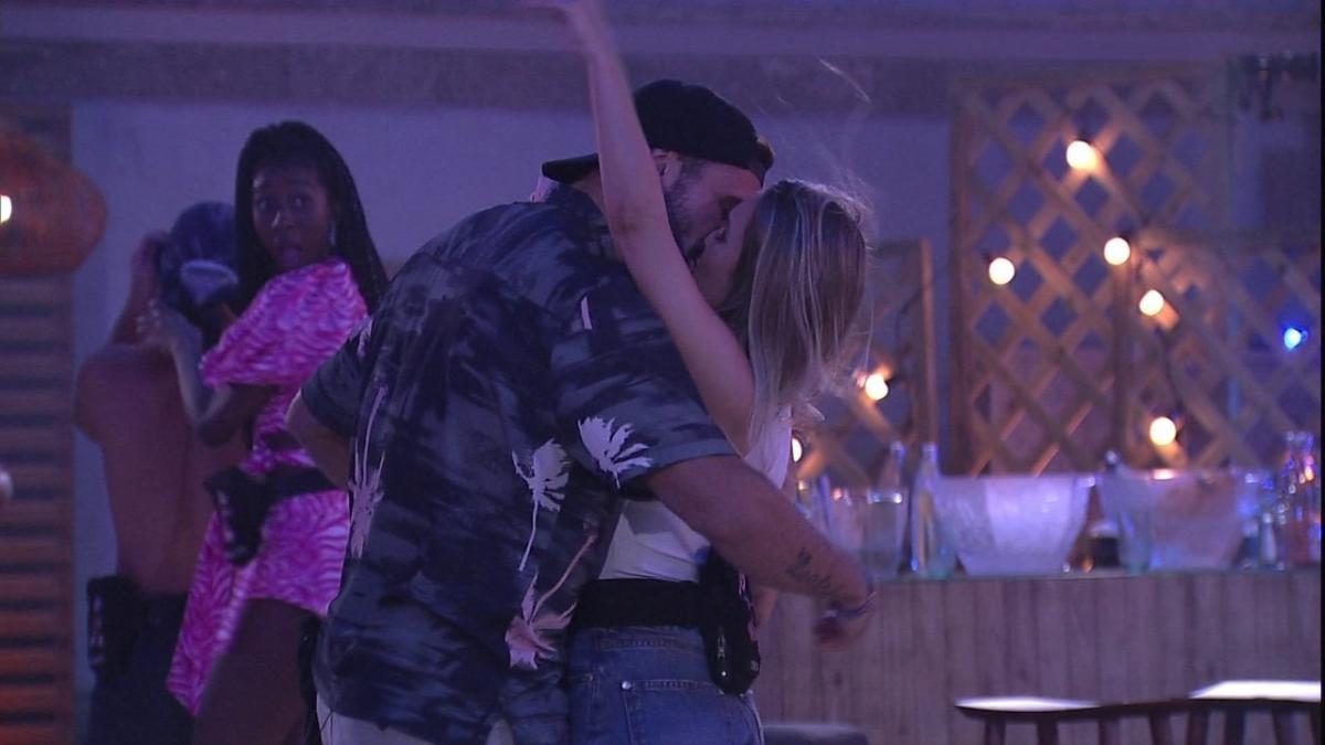 Carla Dias e Arthur se beijam na festa do líder no BBB 21