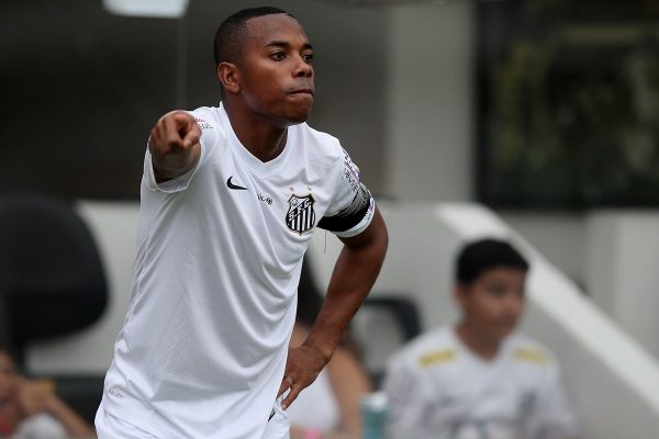 Condenado por estupro, Robinho disputa amistoso com ex-santistas