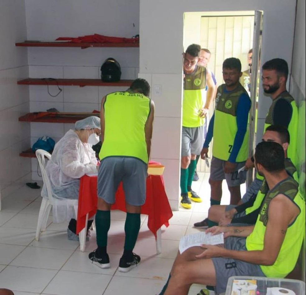 Jogadores do 4 de Julho fazem teste de Covid-19 e são liberados para estreia