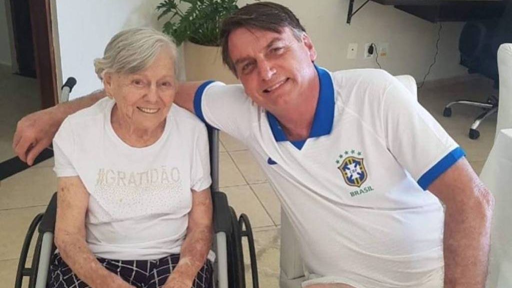 Mãe de Bolsonaro é vacinada contra Covid-19 no interior de São Paulo