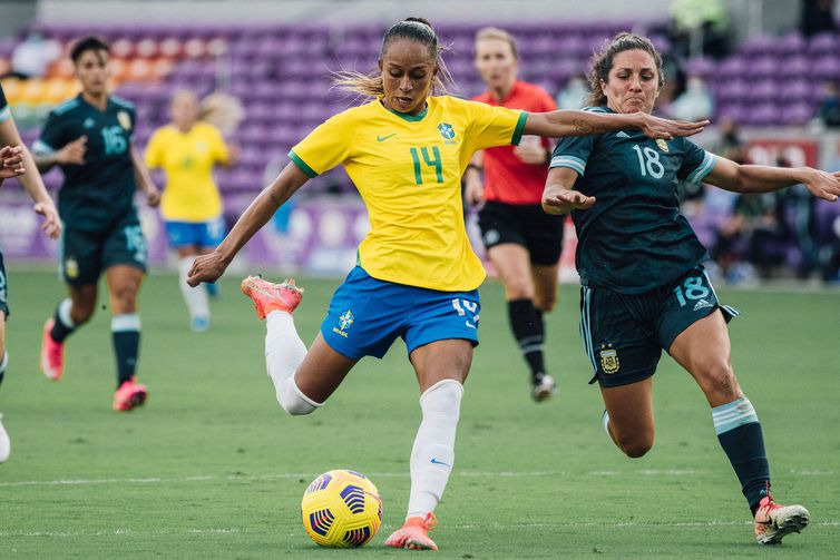 Seleção vence Argentina por 4 a 1 e se enfrenta Estados Unidos no domingo