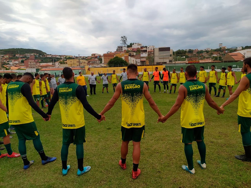 Picos registra contrato de 23 atletas e do técnico Adelmo Soares