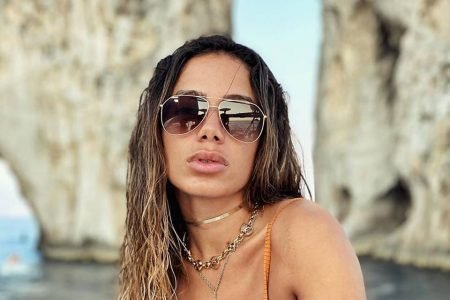 Anitta recebe alta hospitalar e comemora: “Estou bem