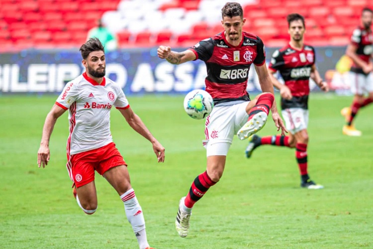 Flamengo vira sobre o Inter no Maracanã e assume a liderança