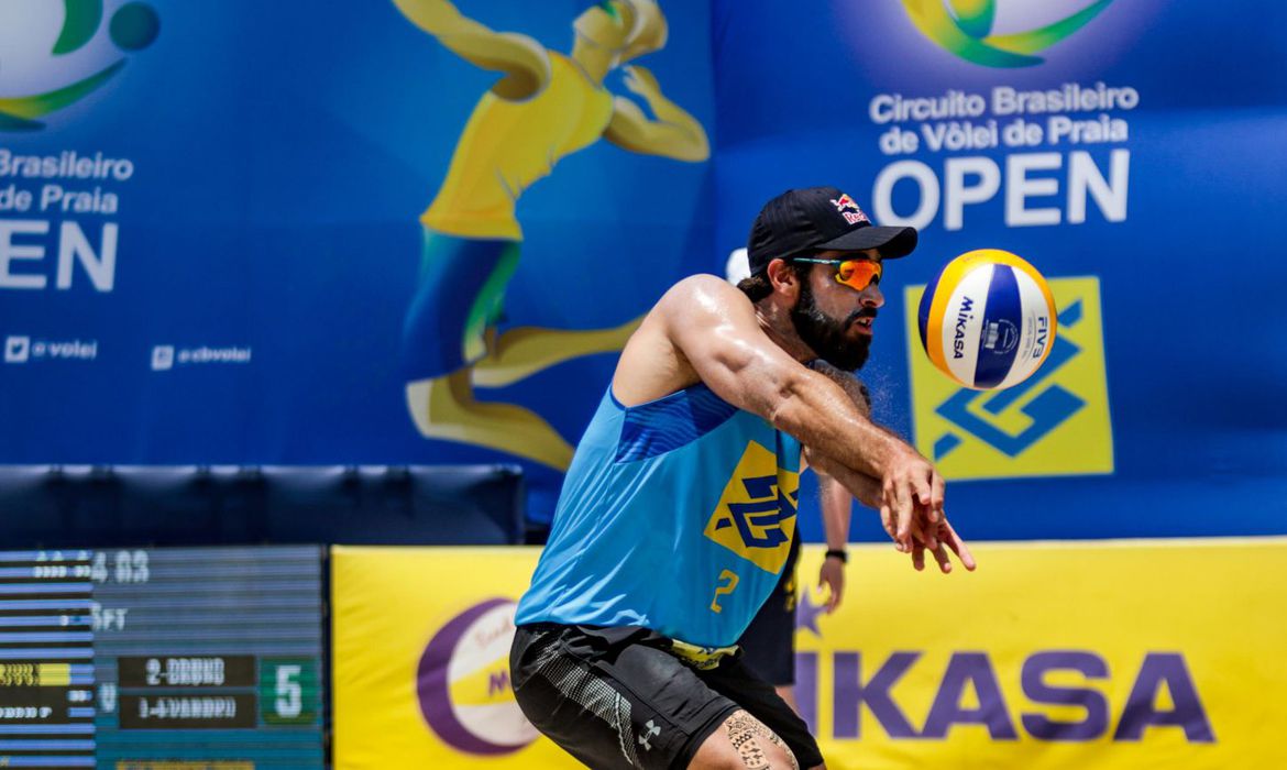 Campeão olímpico do vôlei, Bruno Schmidt é internado com Covid-19