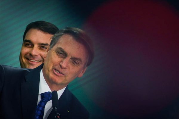 Bolsonaro desvia de pergunta sobre decisão do STJ favorável a Flávio