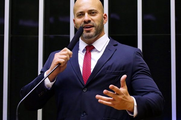 Roberto Jefferson anuncia filiação de Daniel Silveira ao PTB