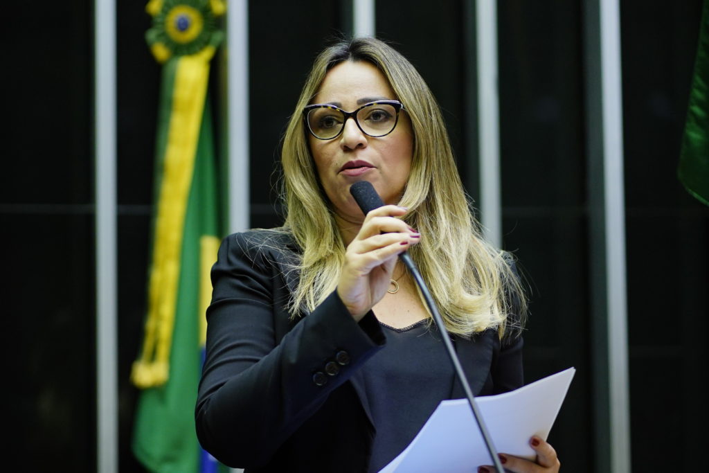 Rejane Dias defende auxílio emergencial R$ 1.200 para mulheres chefes de família