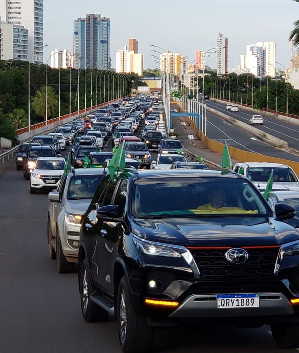 Manifestantes fazem carreata em apoio ao presidente Bolsonaro em Teresina