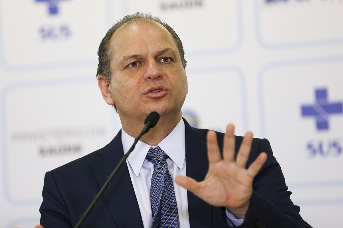 Líder do governo cita número de vacinados e mortes e diz que situação do país é 'até confortável'
