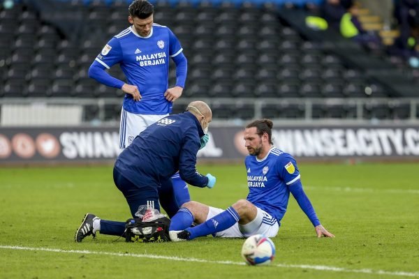 Imagem forte: capitão do Cardiff exibe osso exposto em bolha estourada