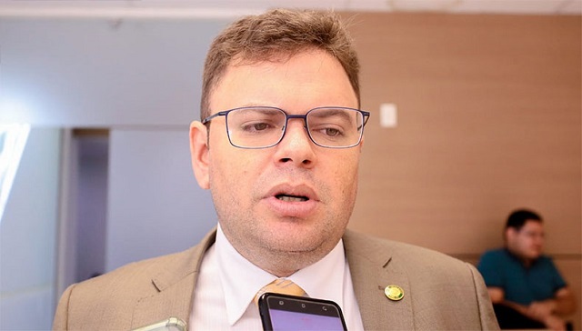 Aluísio Sampaio sugere que leitos de UTI da rede particular sirvam de reforço da saúde
