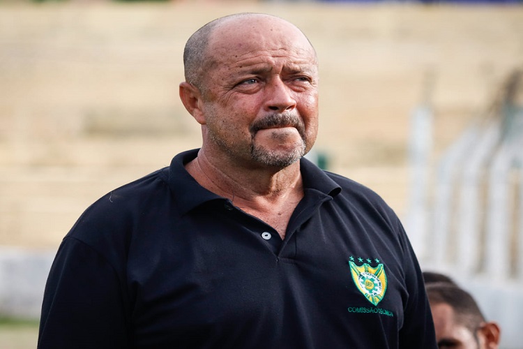Após sequência negativa, diretoria demite técnico Adelmo Soares