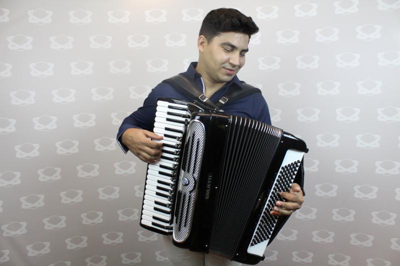A música na veia: conheça Daniel Leal, uma das atrações do Cidade Junina
