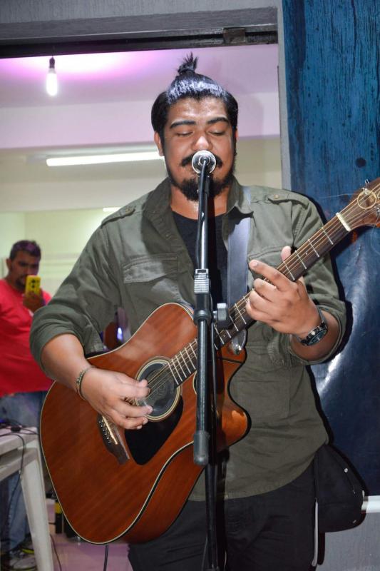 Vocalista da banda MeroHomem morre em grave acidente de moto