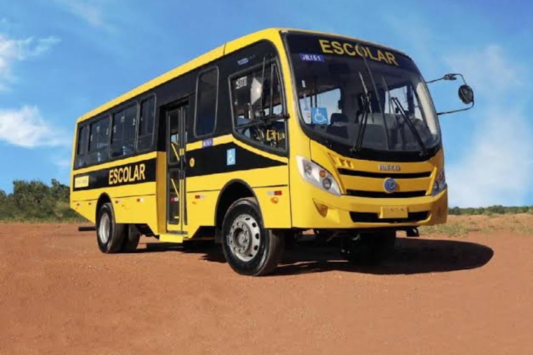 Elmano Férrer anuncia a chegada de 32 novos ônibus escolares para o Piauí