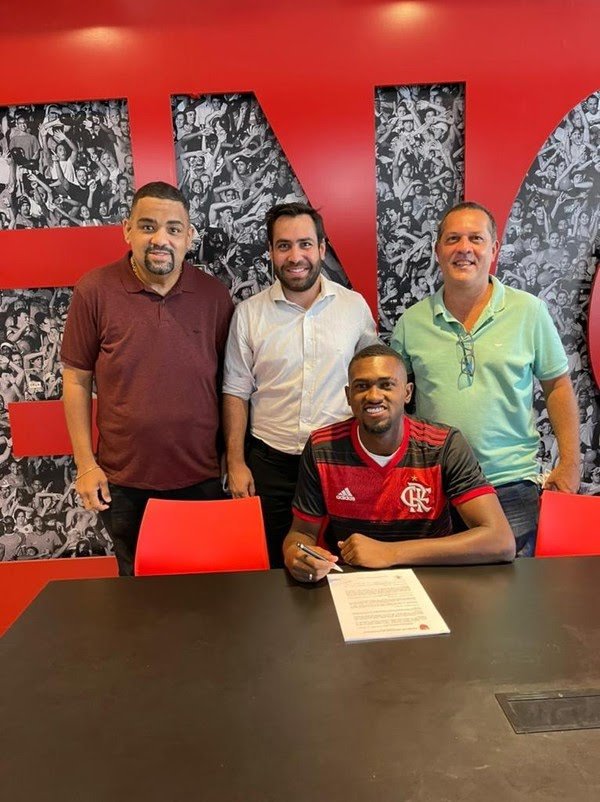 Flamengo renova contrato com Otávio até 2023