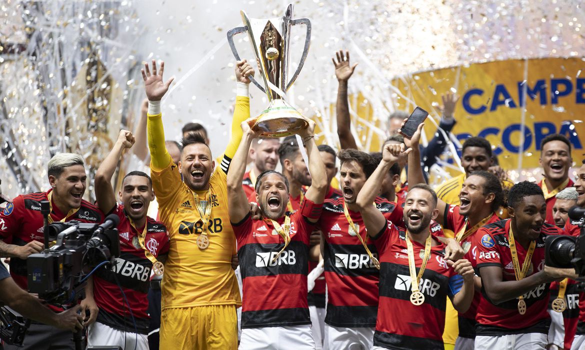 Palmeiras toma virada, busca empate e perde Supercopa para o Flamengo nos pênaltis