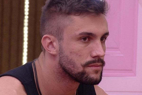Com diarreia, Arthur recebe soro e reclama no BBB21: “Caguei de novo”