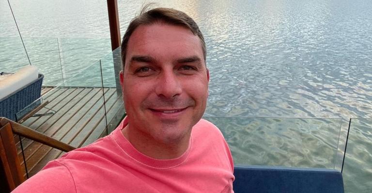 Senador Flávio Bolsonaro sofre acidente com quadriciclo no Ceará 