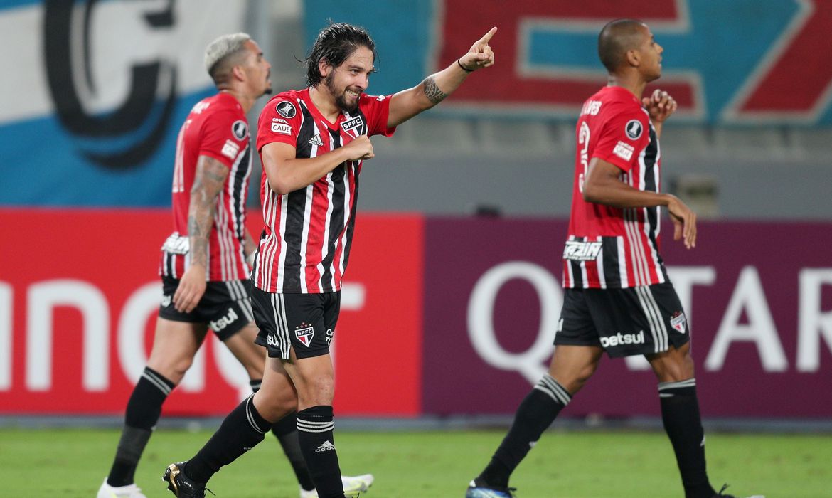 São Paulo vence fácil em Lima e Flamengo ganha de virada na Argentina