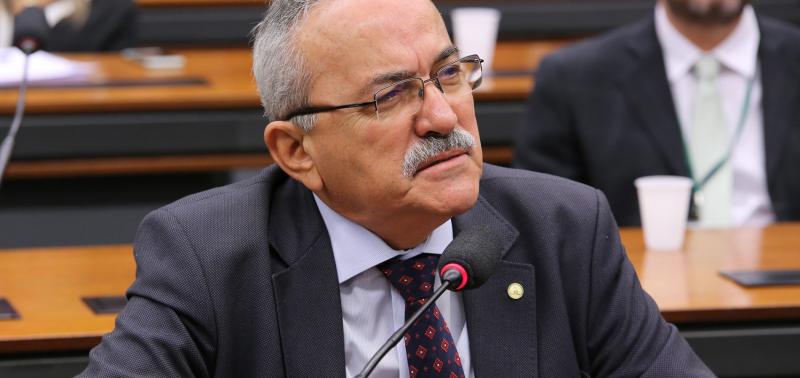 Deputado Átila Lira afirma que teve o número clonado