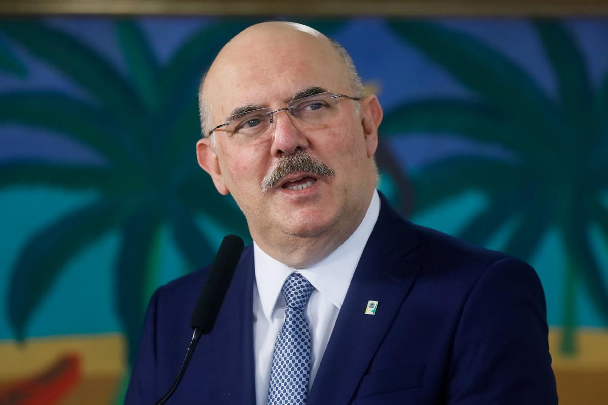 Ministro da Educação entrega ônibus escolares em Teresina na segunda-feira 