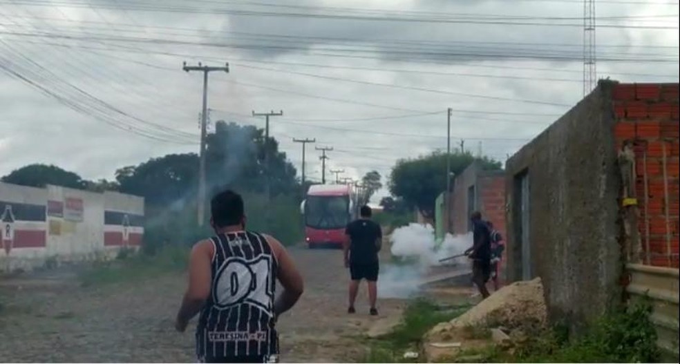 Torcedores disparam rojões contra ônibus do River após derrota em clássico