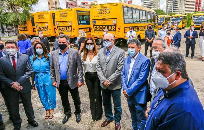 Ministro da Educação entrega ônibus escolares em Teresina