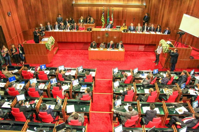 Deputados contrariam veto do governador e autorizam aumento salarial para professores