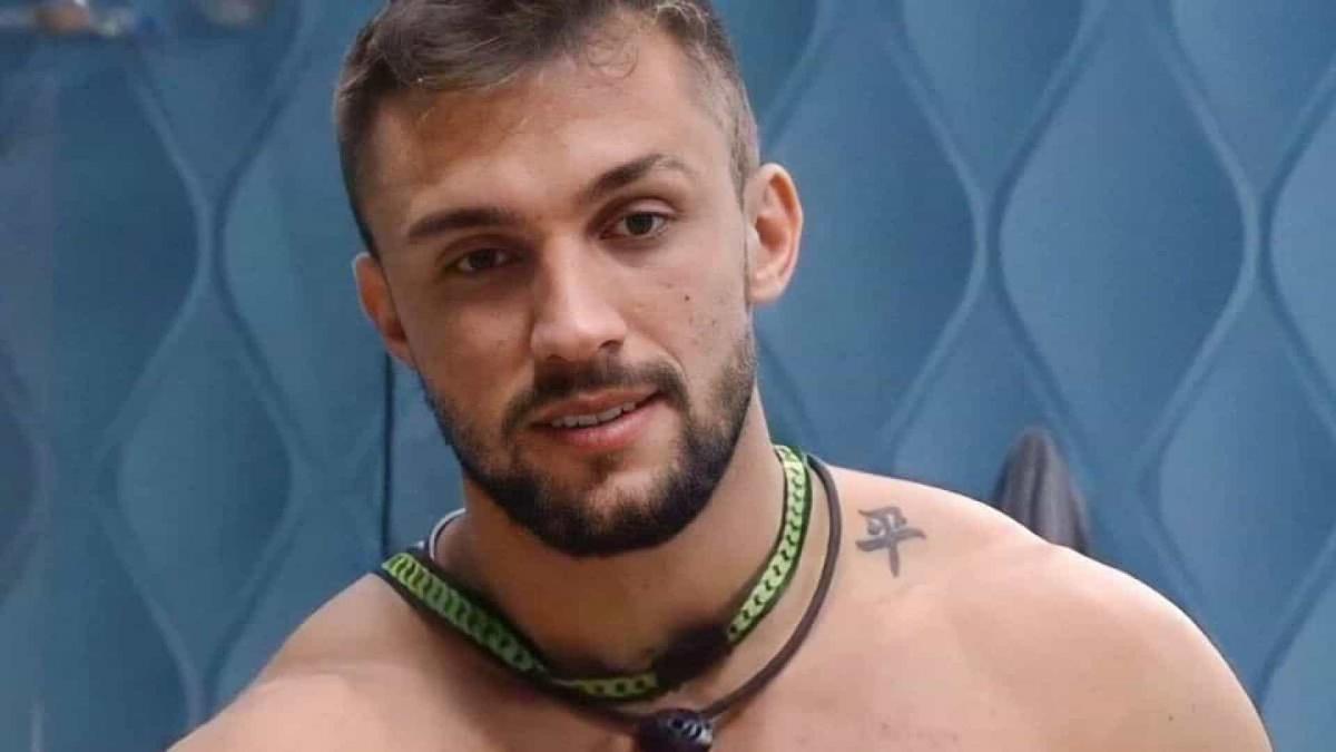 'Fui um babaca', diz Arthur sobre querer conhecer amigas da Viih