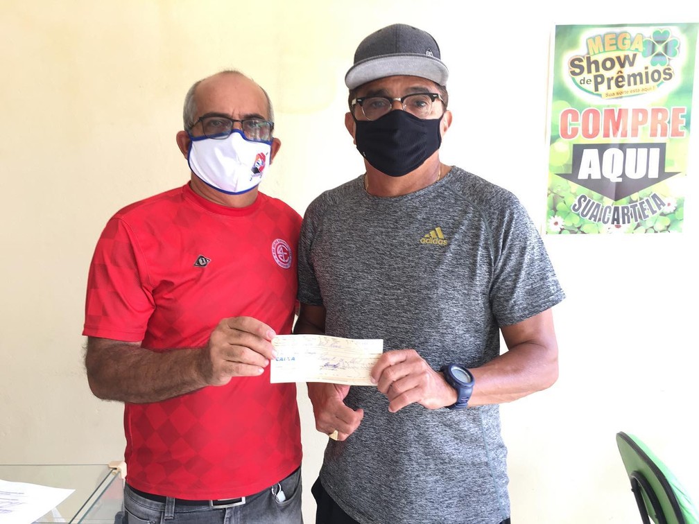 Jogadores e comissão técnica do 4 de Julho e recebem gratificação por classificação