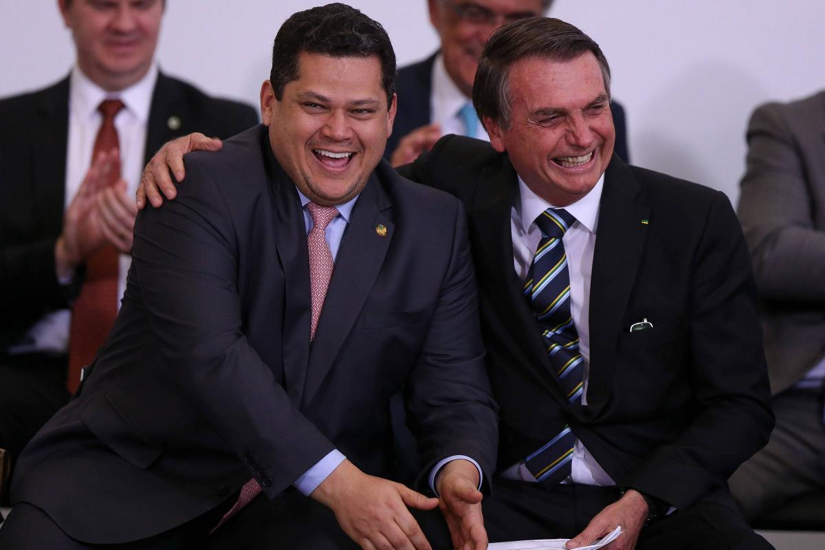Bolsonaro opera orçamento paralelo de R$ 3 bilhões para aliados, denuncia jornal