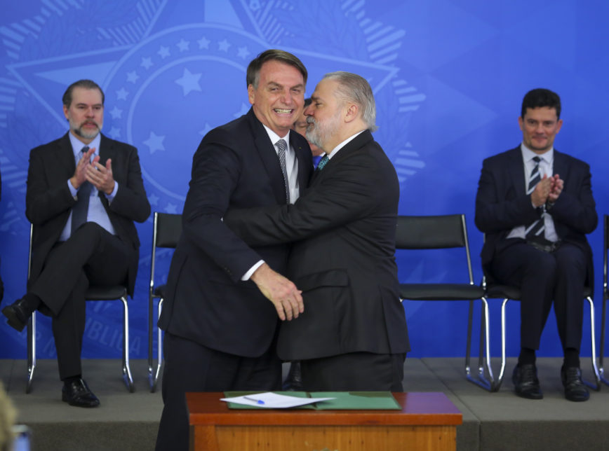 Augusto Aras rejeita investigar Bolsonaro sobre cheques de R$ 89 mil a Michelle