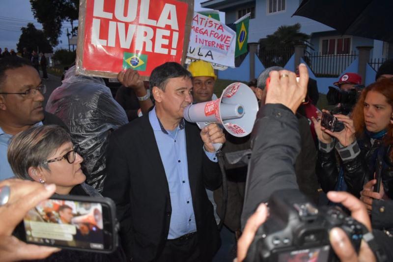 Wellington Dias volta a sair do Piauí para visitar Lula preso em Curitiba