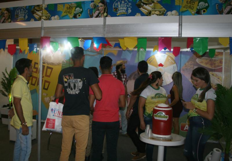 Assaí leva brincadeiras, degustação de produtos e brindes para o Cidade Junina