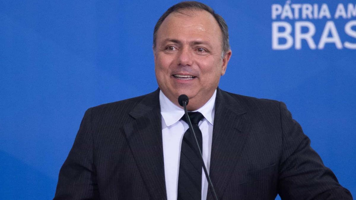  Pazuello diz ser a favor de máscara e é confrontado com episódio no shopping