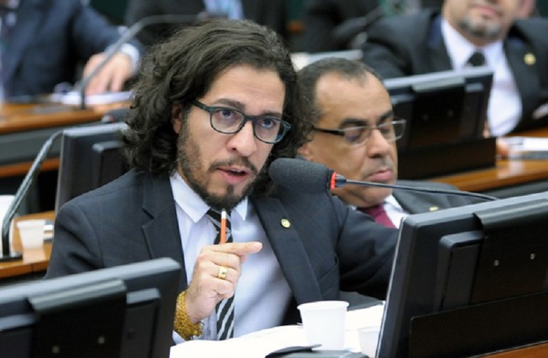 Jean Wyllys sai do PSOL e se filia no PT: 'quero liberdade plena'