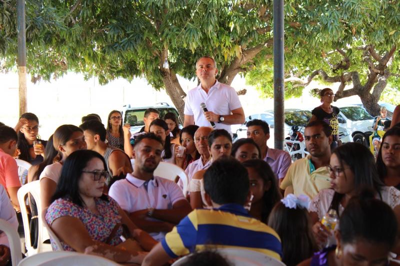 “Uma vergonha, por onde passo constato o descaso do Governo com a Educação”, diz Valter Alencar